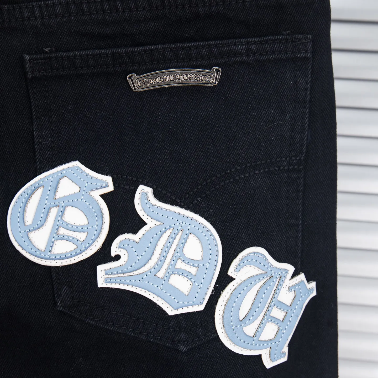 P260 Chrome Hearts Black Pants Sanskrit Blue and White Patch Leather Jeans CH jeans need to be washed before being dismantled and then hand-stitched with sheepskin cross leather and then spliced ​​together. The whole piece has too many craftsmanship to describe. The patches are decorated with cross patterns and the high-waisted washed jeans! ! Absolutely high-end luxury products, god-level single products and super popular products, made with top heavy industry, a must-see magic weapon. Customized hardware. The fabric is thick and soft after washing. It has good breathability. Customized small leather label. Unique design. The details are simple and elegant, and the workmanship is exquisite. The entire trousers are neatly routed and the details are in place! It’s so cool that both men and women can easily control the genderless trend! Style number: 1873# Color: black Size: 28 30 32 34